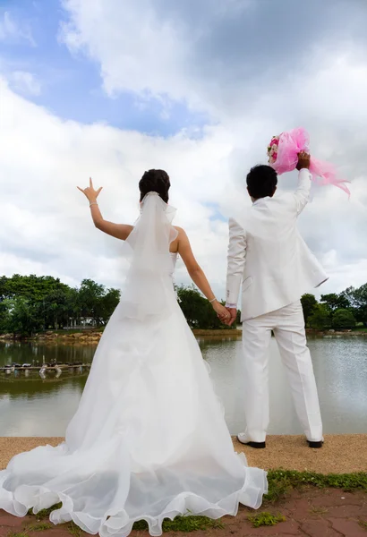 Asiático novio y novia abrazo — Foto de Stock