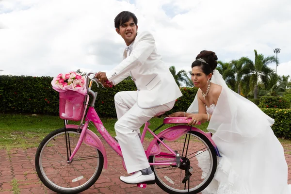 Noiva feliz e noivo em seu casamento — Fotografia de Stock