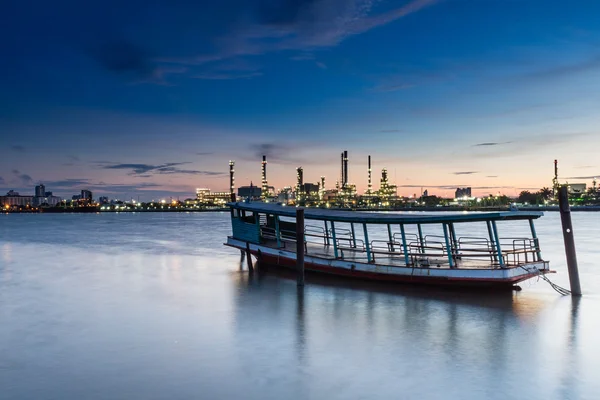 Boat with Oil refinery at twilight, Thailand — Stock Photo, Image