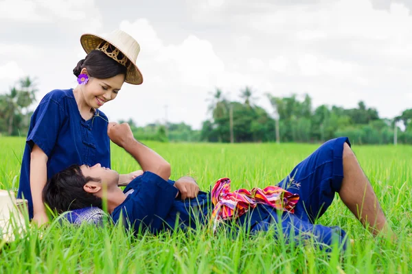 Pareja agricultora en traje de agricultor en campos de arroz —  Fotos de Stock