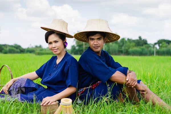 Pareja agricultora en traje de agricultor en campos de arroz —  Fotos de Stock