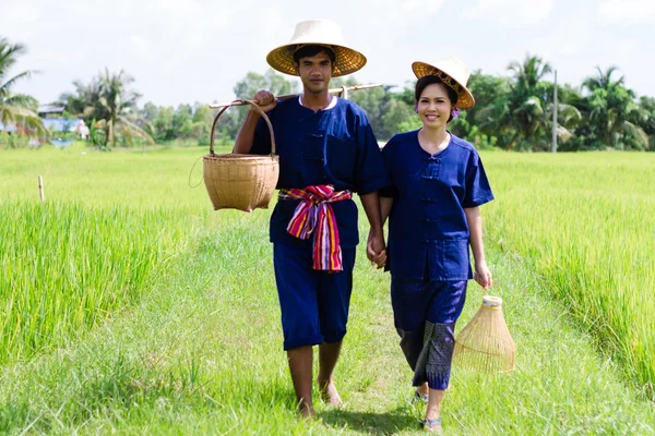 Thailändska bonde på risfält — Stockfoto