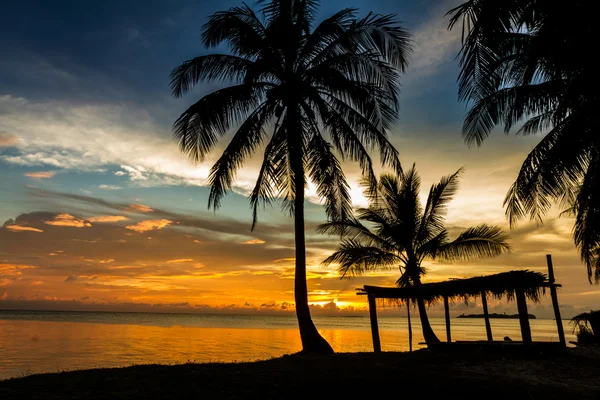 Tropiska lusthus fantastiska strand med palmträd i silluate bakgrund — Stockfoto