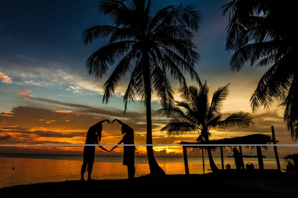 Tropische gazebo verbazingwekkend strand met een palmboom in silluate achtergrond — Stockfoto