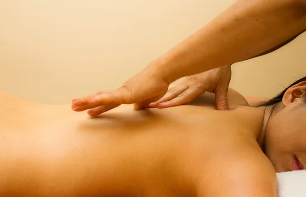 Frau im Wellness-Salon auf dem Massagetisch liegend — Stockfoto