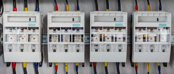 Nuevo panel de control con medidores de energía estática y disyuntor —  Fotos de Stock