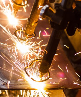 CNC LPG kesme işlemini kıvılcımlarla kapatın