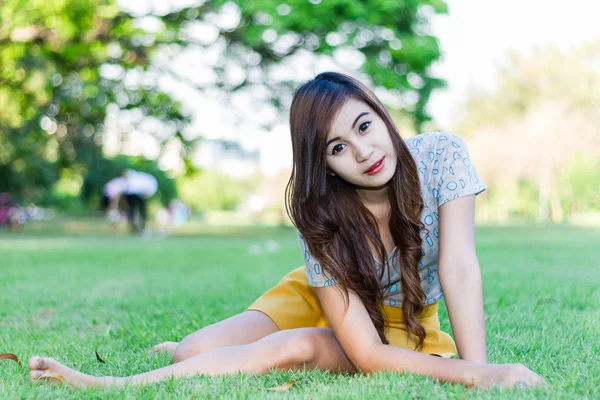 Cute woman in the park — Stock Photo, Image