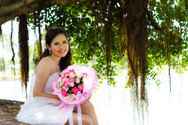 Sposa e fiore . — Foto Stock