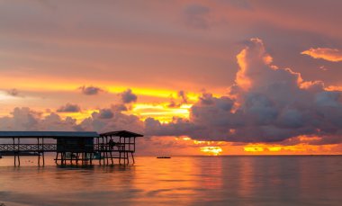 tropikal deniz üzerinde şaşırtıcı günbatımı