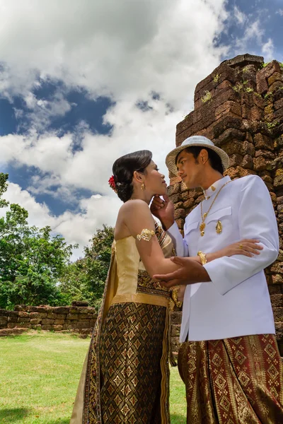 Asien bröllopsparet i thailändska kostym — Stockfoto