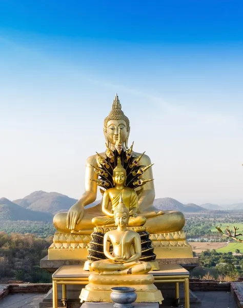 Boeddha standbeeld phrabuddhachay tempel saraburi, thailand. — Stockfoto