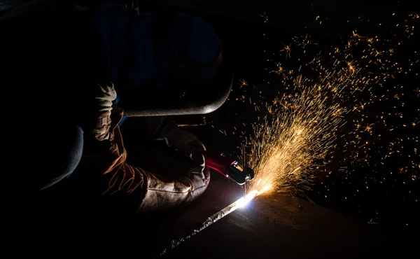 Estrutura de aço de soldagem goivagem — Fotografia de Stock