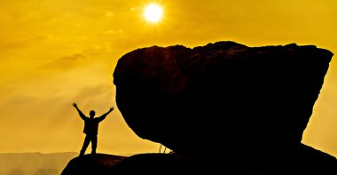 dua eden adam siluet günbatımı büyük taş zemin üzerine