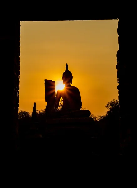 Silhouette of buddha and pagoda after sunset — Stock Photo, Image