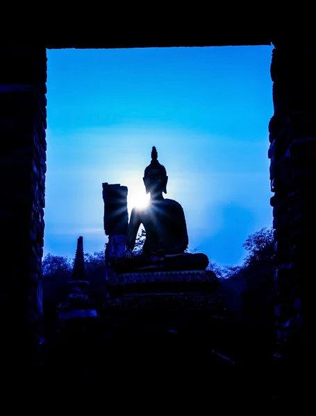 Silhouette of buddha and pagoda after sunset — Stock Photo, Image
