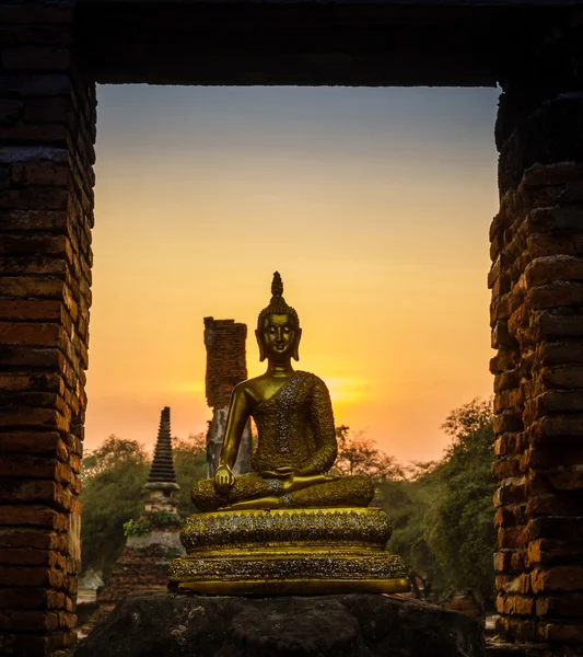 Buddha and pagoda after sunset — Stock Photo, Image