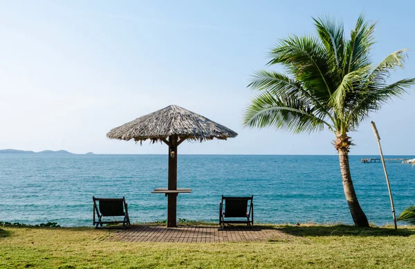 Tropische Strandlandschaft mit Sonnenschirm und Liegestühlen in Thailand — Stockfoto