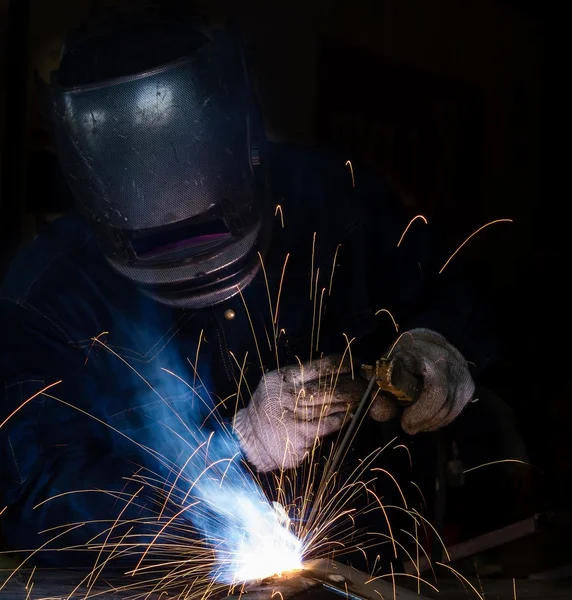 Welder, Hard job construction and manufacturing — Stock Photo, Image