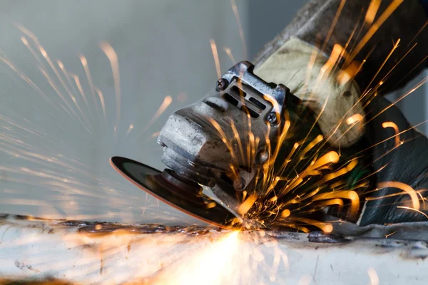 Metallschleifen auf Stahlrohr aus nächster Nähe — Stockfoto