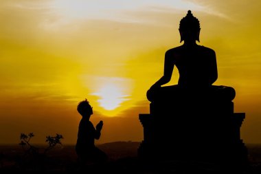 adam buddha Tapınağı'nda heykeli için dua
