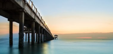 ahşap iskele doğusunda Tayland beach ve tropik deniz.