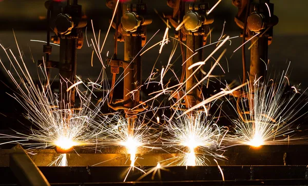 Corte a GPL CNC com faíscas de perto — Fotografia de Stock