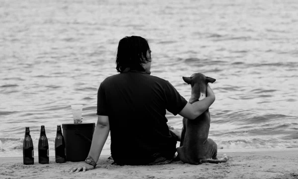 Bărbat cu câinele său pe plaja de vară — Fotografie, imagine de stoc