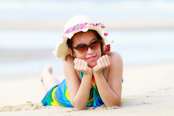 Thai girl on tropical beach — Stock Photo, Image