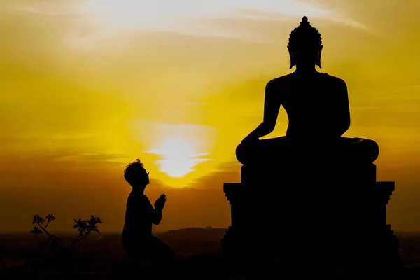 Člověk se modlí k soše Buddhy v chrámu — Stock fotografie