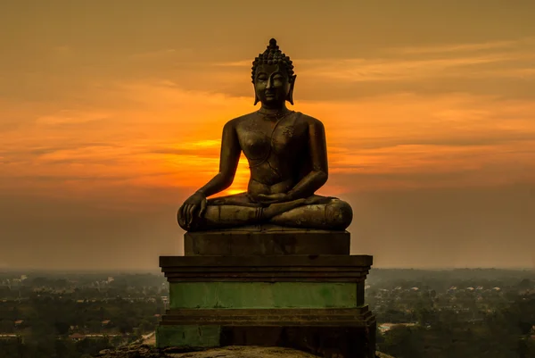 Boeddha standbeeld op zonsondergang in saraburi, thailand — Stockfoto