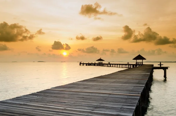 Trä brygga på stranden och tropiska havet, öster om thailand. — Stockfoto