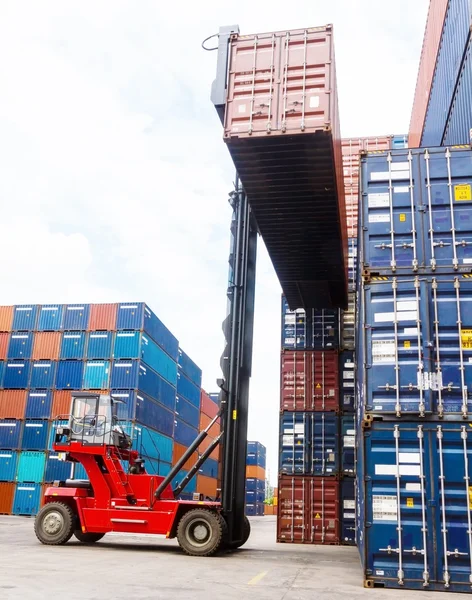 Gaffeltruck hantering rutan behållare — Stockfoto