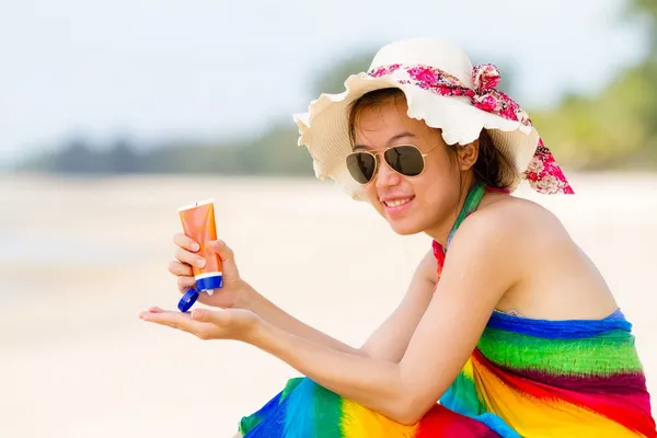 Sunscreen woman. Girl sun block on beach holding — Stock Photo, Image