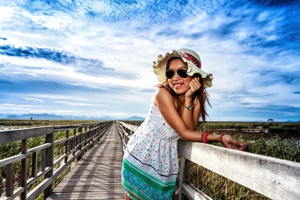 Mooie jonge vrouw op brug (Hdr stye) — Stockfoto