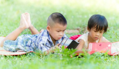 iki çocuk dokunmatik ekran kullanarak tablet pc çim