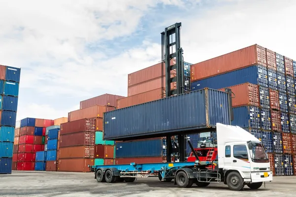 Kran hebt Container in Hof — Stockfoto