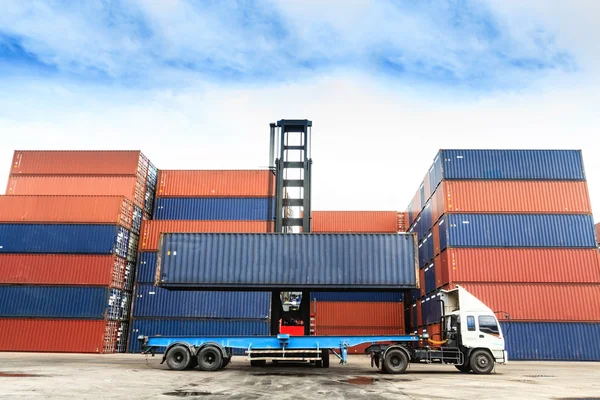 Container an den Docks mit LKW — Stockfoto