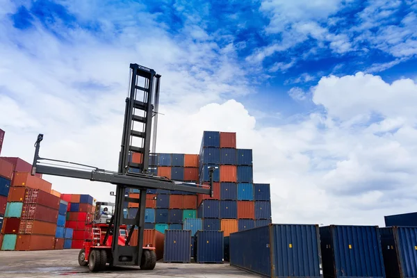 Gabelstapler und Containerkasten — Stockfoto