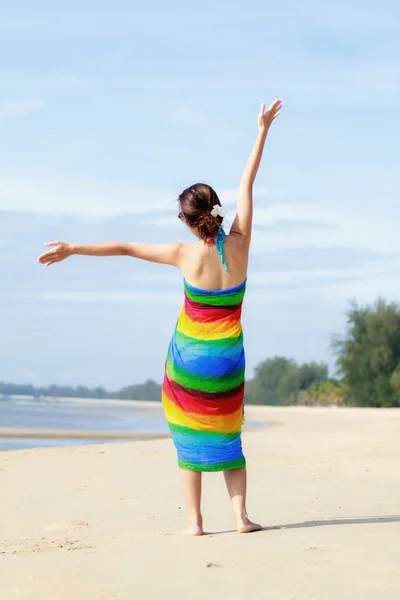 Sorglös kvinna dansar på stranden. — Stockfoto