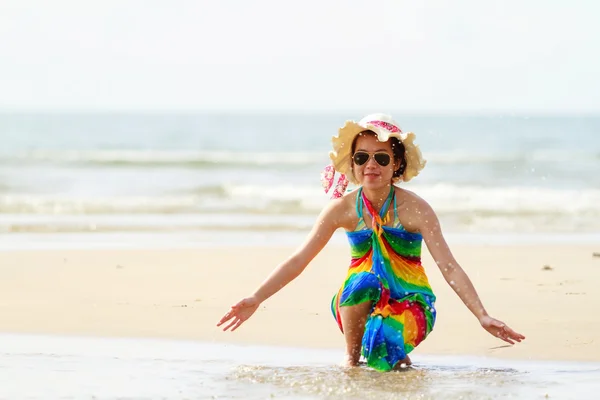 Gelukkige vrouw op het strand genieten van haar zomervakantie — Stockfoto