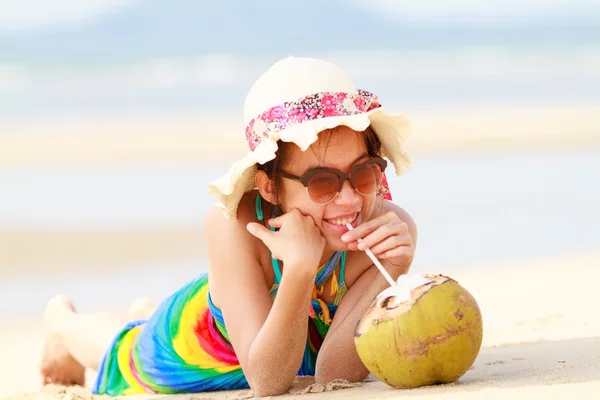 Mujer joven en traje de baño con cóctel de coco en la playa — Foto de Stock