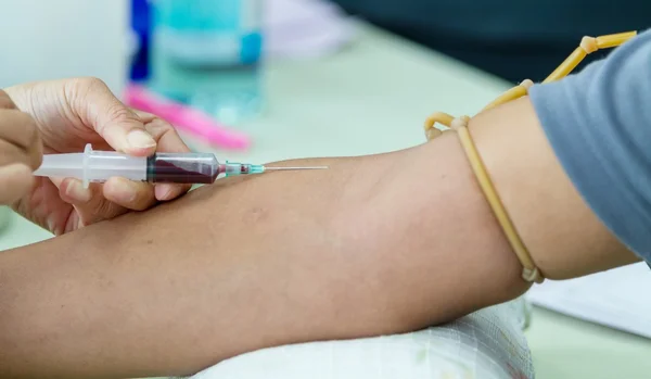 Doctor drawing blood sample from arm for blood test — Stock Photo, Image