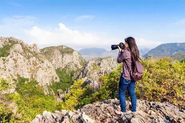 Fotógrafo da natureza tirando fotos ao ar livre — Fotografia de Stock