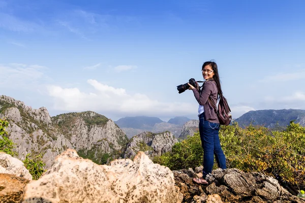 Photographe nature avec appareil photo numérique au sommet de la montagne — Photo