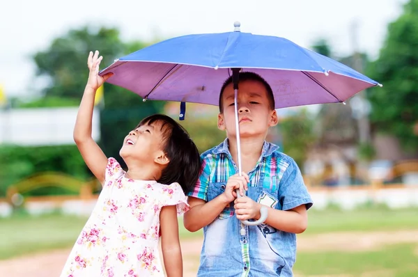 Een lachende jongen en een meisje in het park — Stockfoto