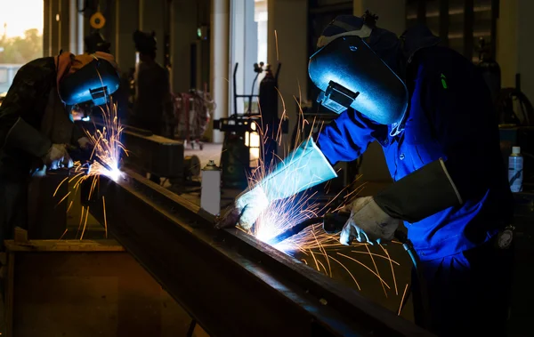 Lasser in fabriek — Stockfoto