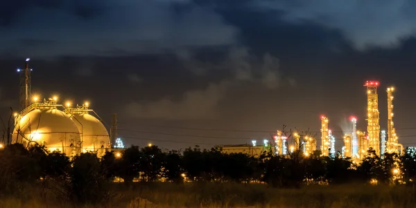 Esferas de armazenamento de gás e refinaria de petróleo — Fotografia de Stock