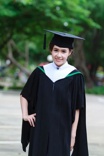 Mujer graduado desgaste gorra de graduación — Foto de Stock