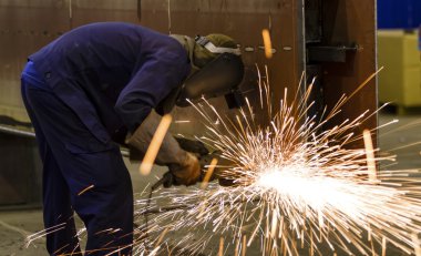 Fabrikadaki çelik yapının elektrik tekerleği gıcırdıyor.